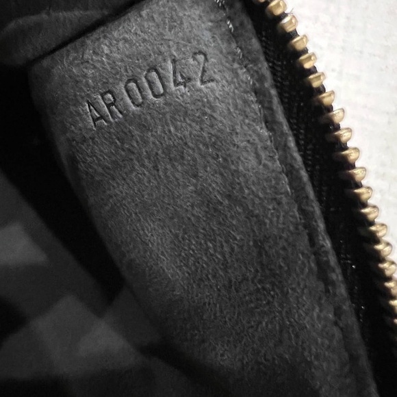 Authentic LV Epi hand bag - Picture 8 of 9